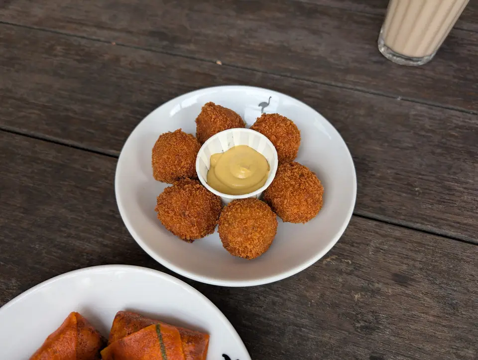 Bitterballen met mosterd