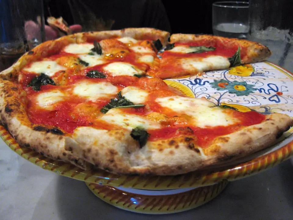 Pizza margherita uit de oven