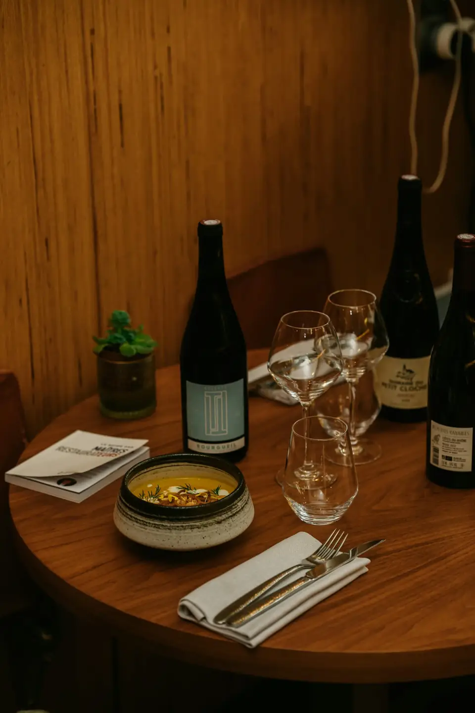 Wijnglazen op tafel